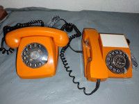 Dva vintage narančasta telefona