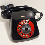 EI NIŠ - telefon sa crvenim brojčanikom