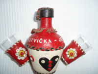 flašica i dvije čašice obučene u kožu, natpis Plitvička jezera