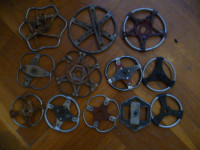 Kolekcija dijelova stare skijaške opreme