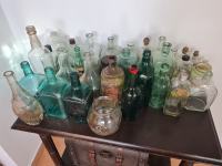 Kolekcija starih većih i manjih flaša i sl.