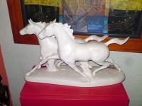 KONJI - FIGURA - BISKVIT PORCULAN - GOEBEL- 42,5 x 15,5 x 26,0 CM