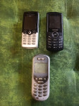 Lot od tri stara mobitela bez punjača