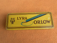 Lyra Orlow - Stara metalna kutija za olovke