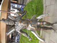 Skulptura metalni vitez oklopnik--zamjene za starine