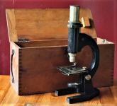 mikroskop u originalnoj drvenoj kutiji