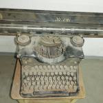 Olivetti, stara pisaća mašina sa velikim valjkom za karte i nacrte