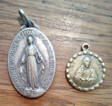 Par starih religijskih medaljona