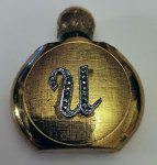 Parfemska bocica sa inicijalima