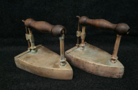 Pegla - dvije mesingane pegle sa ulošcima - glačalo