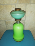 Petrolejska lampa, zeleno staklo