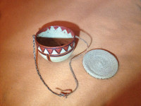 Pletena posuda s kožom iz Sudana - oko 1960. godine