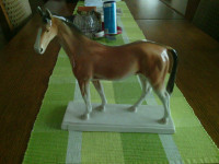 porculanska figura konja