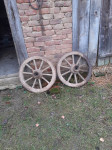 Prodajem 2 drvena kotača