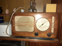 Prodajem staru vitrinu i stari radio