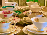 KOLEKCIJA OD 8 PORCULANSKIH ŠALICA S TANJURIĆIMA