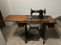 Singer šivaća mašina sa postoljem