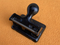 Stara bušilica za papir