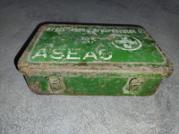 Stara čelična kutija Prve pomoći iz 1950- tih