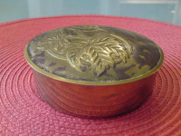 STARA DEKORATIVNA KUTIJA OD PUNOG MESINGA - PROMJERA: 9,4 CM
