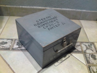 STARA DRVENA KUTIJA NA ZATVARANJE - Š 28,0 x D 27,5 x V 16,5 cm