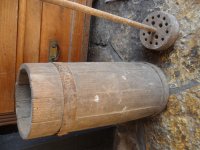 stara drvena posuda za proizvodnju maslaca- putra-zamjene za starine