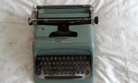 Stara pisaća mašina OLIVETTI