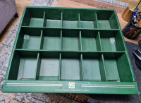 Stara velika kartonska polica