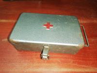 Stara vintage metalna kutija za prvu pomoć