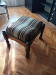 Stara vintage stolica za sjedenje bez naslona