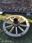 Stari masivan drveni kotač