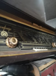 Stari radio, dva komada