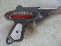 stari retro  limeni pištolj-zamjene