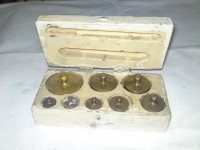 STARI UTEZI U DRVENOJ KUTIJI 2