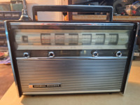 Stari vintage AM/FM radio National Panasonic Model RF-3000N