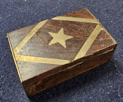 Starinska drvena kutijica s mjedenom intarzijom – zvijezda, ručni rad,