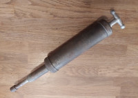 Starinska mazalica za makine na barci