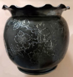 starinska metalna vaza s cvjetnim motivima