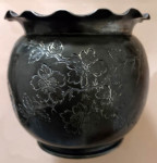 starinska metalna vaza s cvjetnim motivima