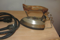 Starinska vintage pegla , glačalo iz 1940-tih.
