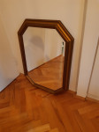 Prekrasno ogledalo s drvenim okvirom