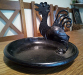 Starinski predmet s natpisom od ispod