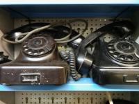 Starinski telefon, crni, Iskra, dva komada