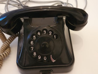 Starinski telefon sa slusalicom i brojcanikom