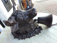 Staro zvono na potez sa motivom bika-zamjene za starine