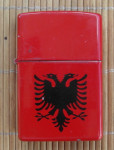 Upaljač u stilu ZIPPO upaljača sa albanskim grbom
