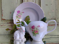 Vintage duboki tanjur (3,5 €) i čajnik bez poklopca (8 €), Titov Veles