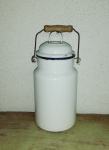 Vintage emajlirana bijela posuda za mlijeko