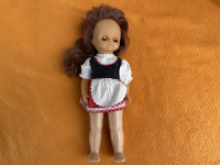 Vintage lutka u crno crvenoj haljini