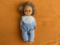 Vintage lutka u prugastoj obleci